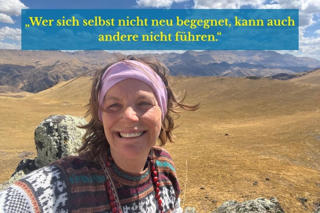 Wer sich selbst nicht neu begegnet, kann auch andere nicht führen. Auf dem Foto bin ich in Peru in den Bergen. Mit Rucksack